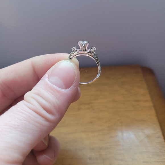 $2000 EMT 18K white gold wedding ring and wedding band. - Picture 9 of 12